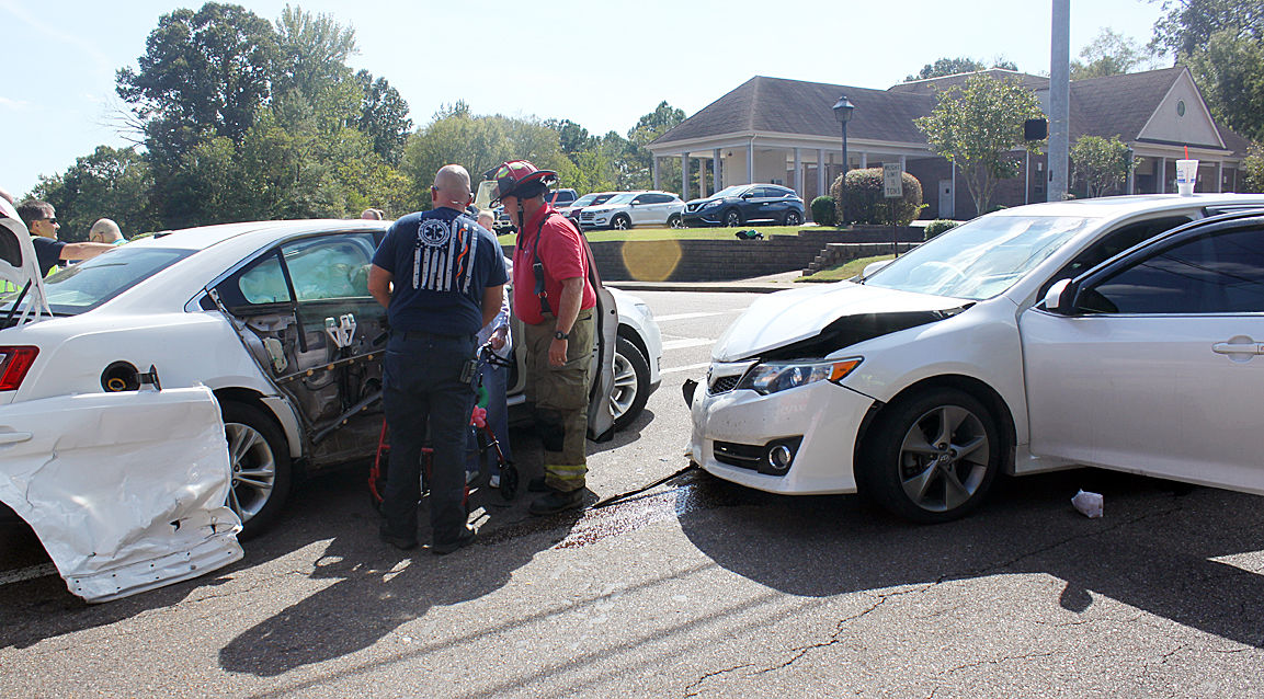 PARIS TN: Injuries reported in East Wood Street wreck